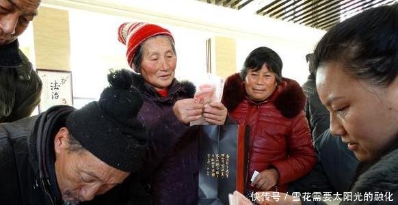 好消息农村老人今年能领四种补贴，每月300元