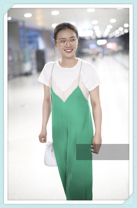 没张俪身材真别穿吊带裙走机场，像马思纯这样穿成买家秀就尴尬了