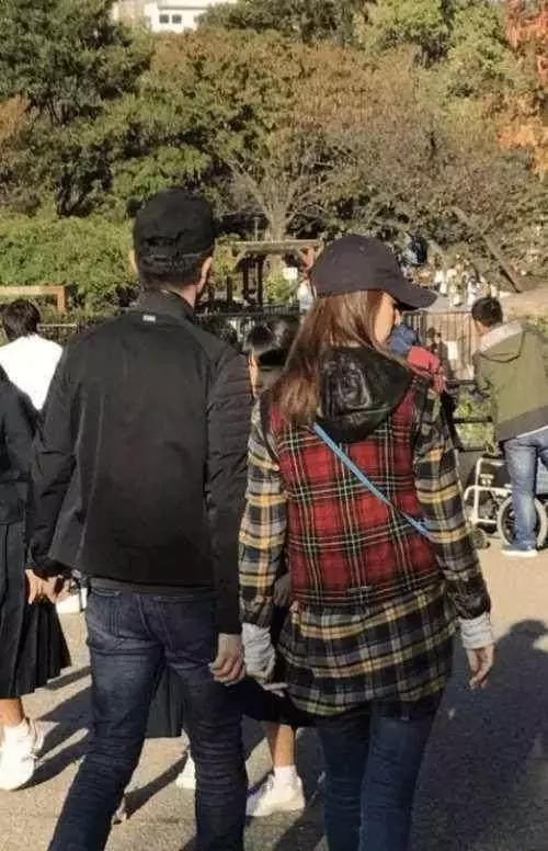 名气毁了靠卖肉？林心如出席一直用手捂住胸，霍建华都受不了！