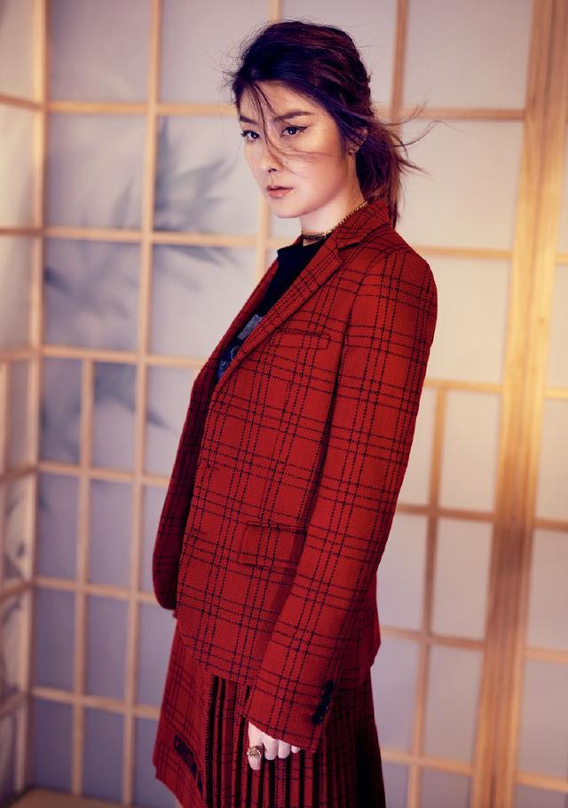 45岁陈慧琳亮相活动,身穿白色蛋糕裙来显嫩,却被鞋子毁了造型