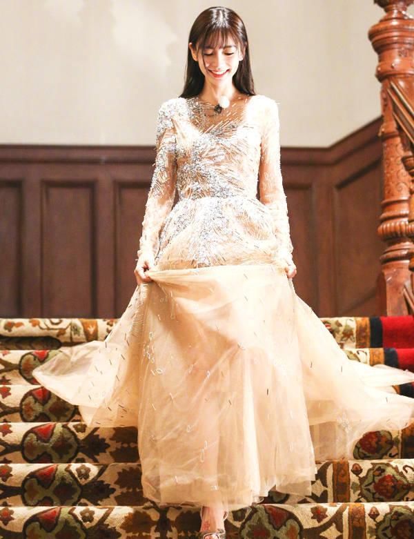 杨颖一身裸色长裙走淑女风，看着人要犯密集恐惧症