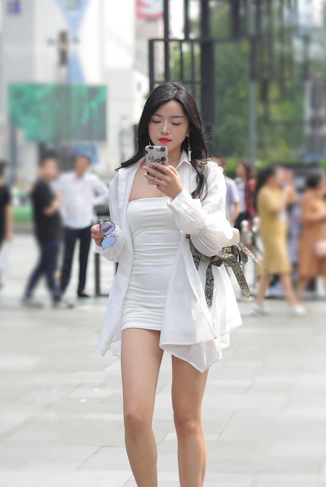 小姐姐|路人街拍,美女穿青色的吊带连衣裙,尽显优雅魅力