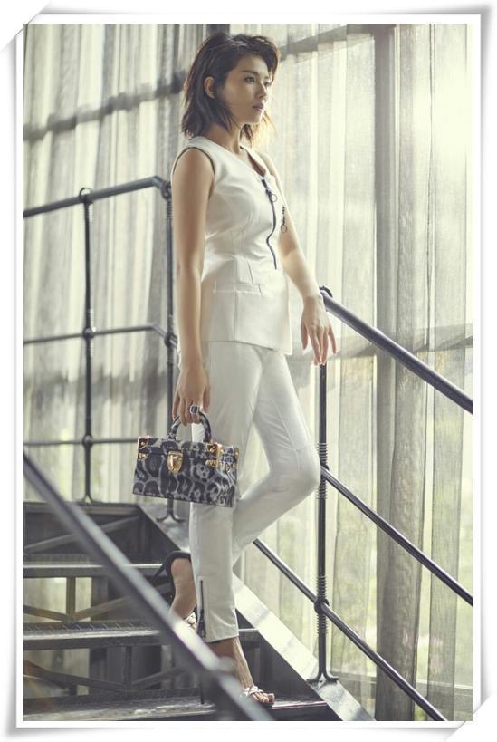 刘涛是素颜，董卿也是素颜，两人同框往那一站，差距竟如此尴尬？