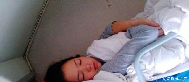 火车卧铺，为什么要把车票“收走”美女乘务员说出其中“门道”