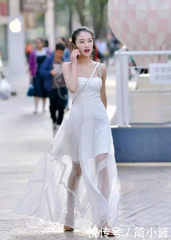 街拍：美女高贵俏丽五官精致，令人心醉啊！