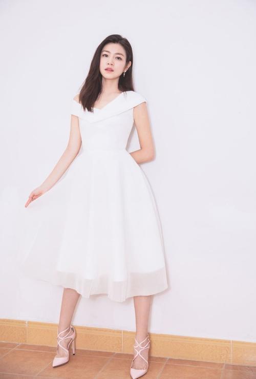 陈妍希真会玩，一袭白裙很甜美，“水管鞋”刷新我的三观！