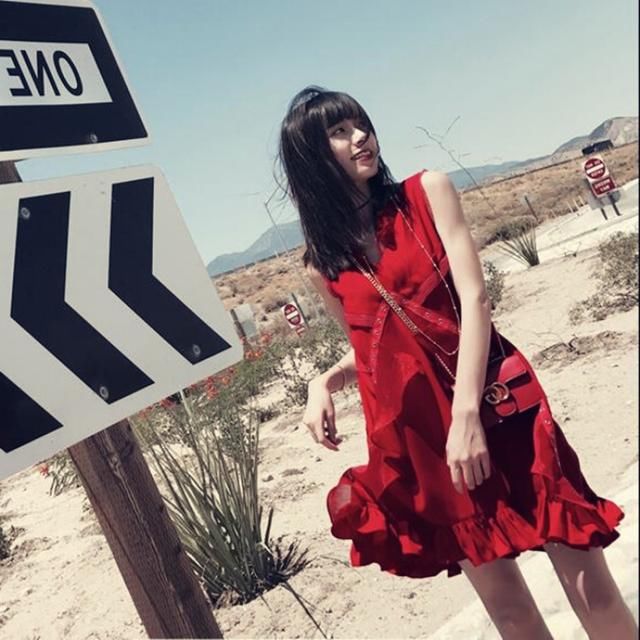 太美了！这款“酒红”裙，比真丝贵，比旗袍雅，60后一定要入手