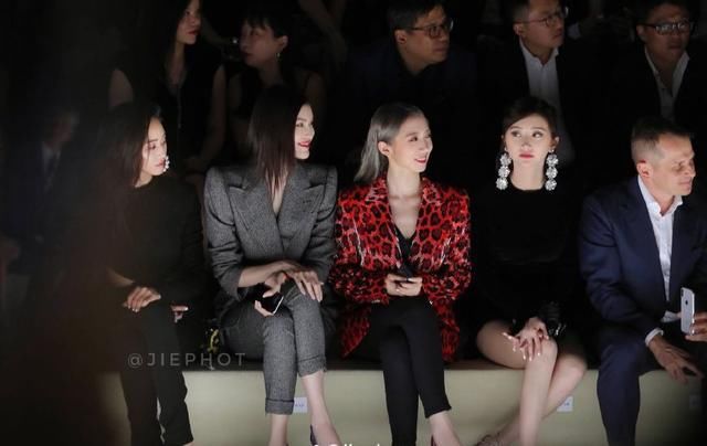 时装周开幕，孟美岐大气，景甜气质迷人，何穗的脸白的有点吓人！