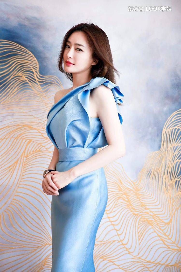 37岁秦岚娇嫩欲滴，露肩裙女人味爆棚，网友:黄晓明咋想的