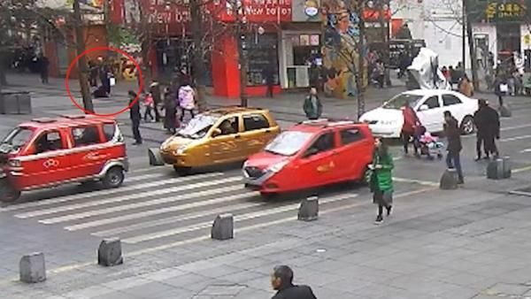 重庆公交车儿童免票身高线涨到1.3米丨记者起底重庆“权健火疗”