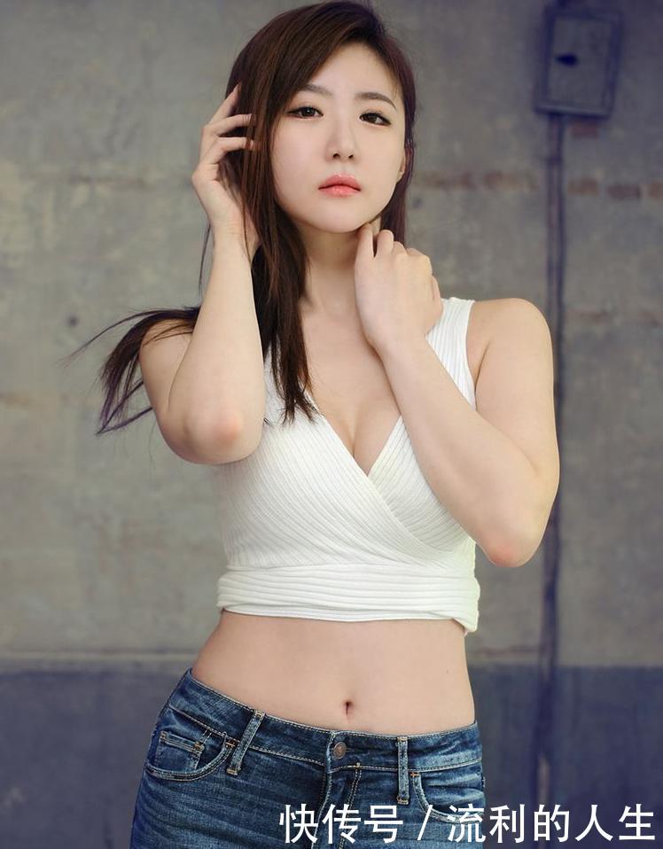 街拍: 美女穿紧身牛仔裤美照, 漂亮大方又吸引人