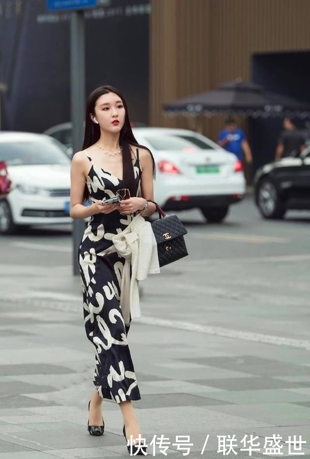  [肤白]街拍：肤白貌美大长腿的各色美女，点燃夏日街头激情