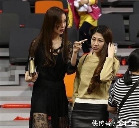 感觉@街拍集:尖头高跟鞋,给人仙气十足的感觉,衬托出高贵气质