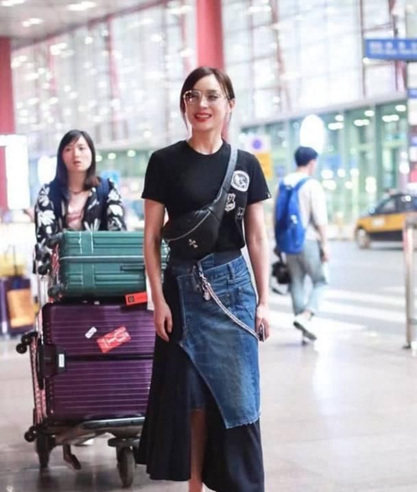 袁姗姗把牛仔裤头剪烂缝在裙子上，网友:欣赏不来!