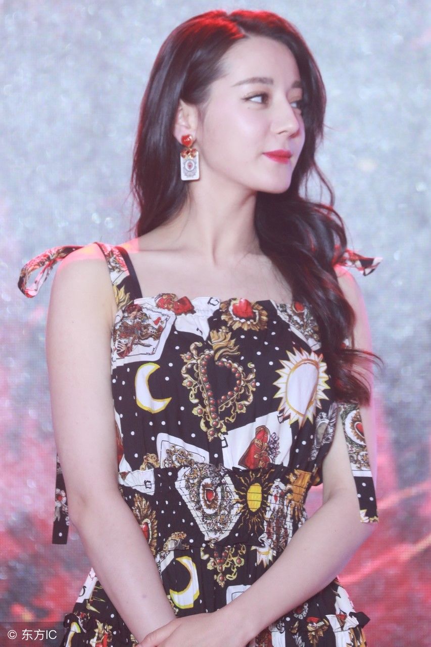 迪丽热巴好不容易秀大长腿却被鞋子抢镜了，网友:想组队去偷鞋!