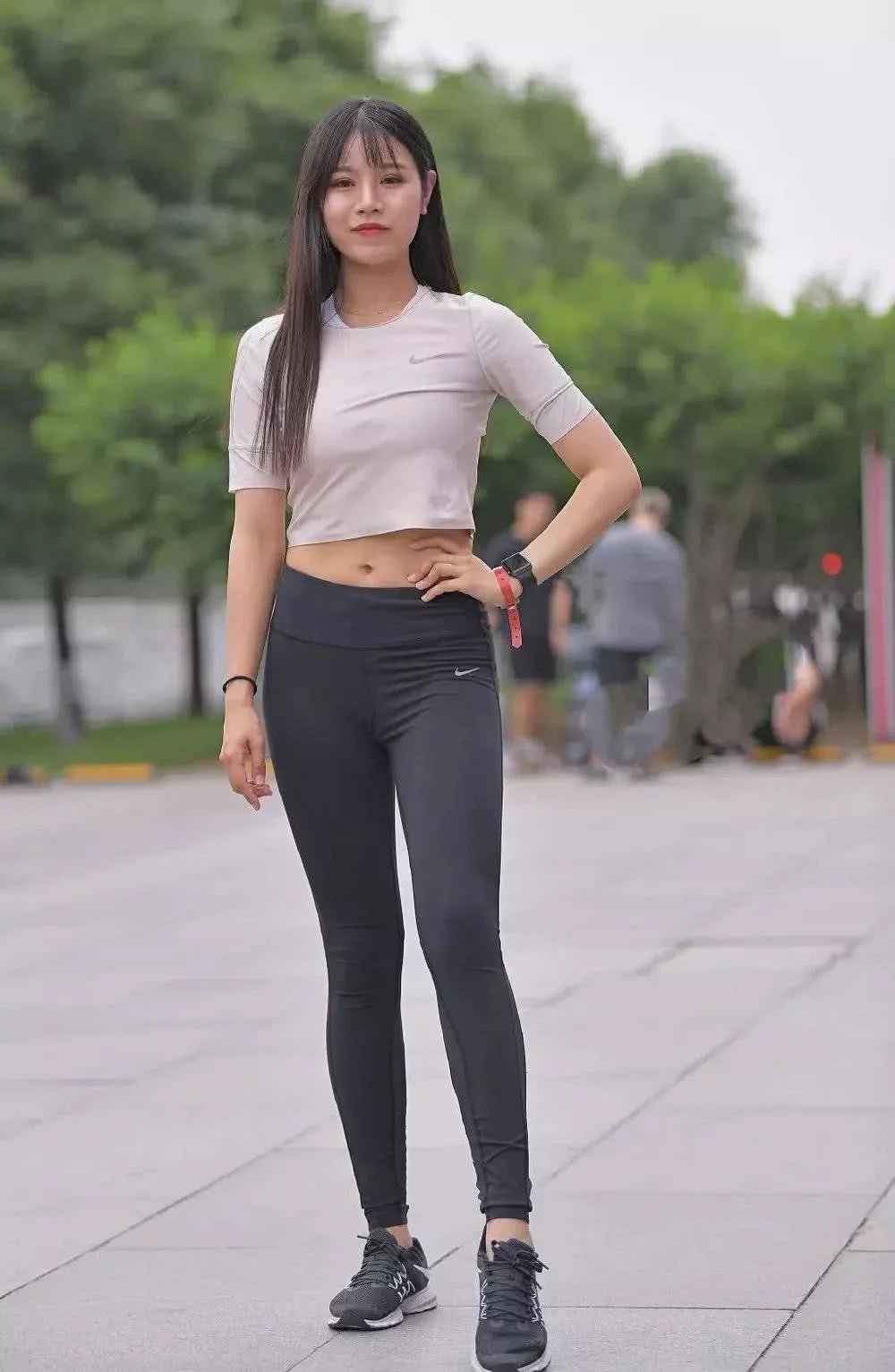 小姐姐穿着简约的紧身裤不光能秀好身材,也能带出好心情