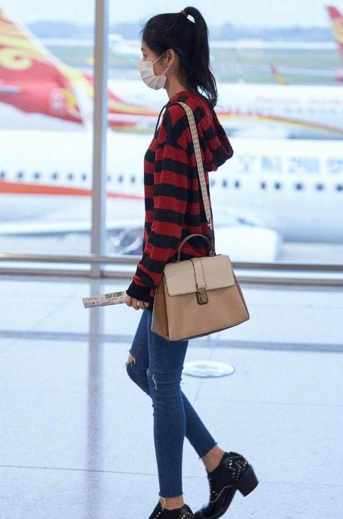 张碧晨一身简约风亮相，被一双“竹竿腿”意外抢镜，这太瘦了吧！