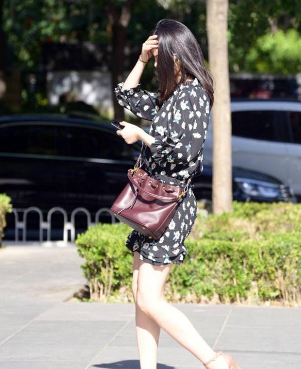  【碎花】街拍：月貌花容的小姐姐，一条碎花旗袍连衣裙，青春靓丽风采