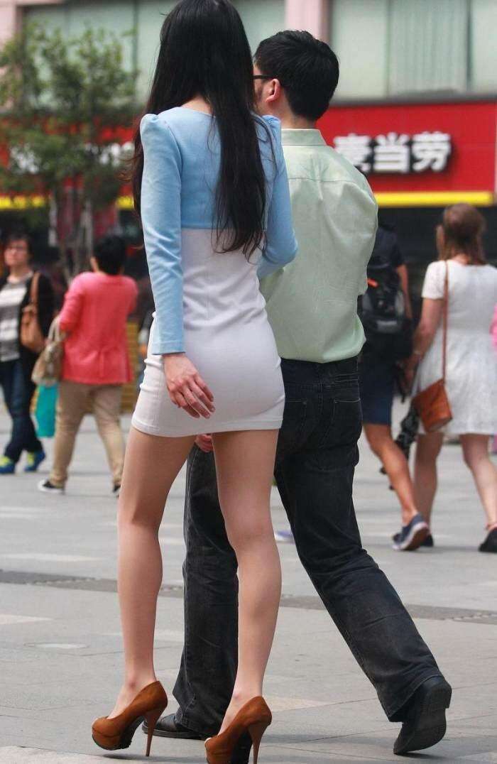 高挑少妇穿紧致包臀裙，白色面料让裙子更加吸睛，这么穿很好看
