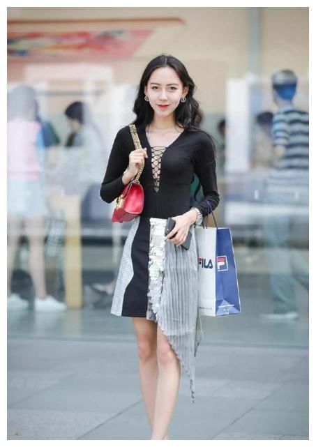 街拍:图九穿露脐装，传说中的“A4腰”，终于见识到了!