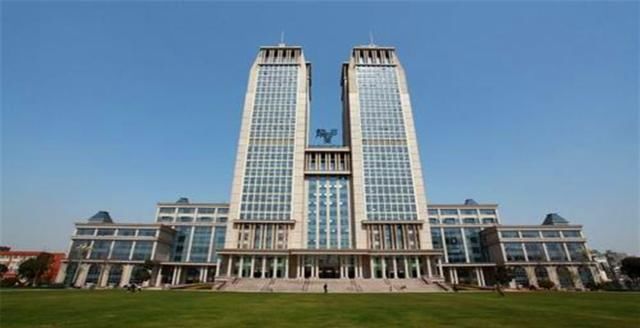  『光华楼』我国最大教学大楼，达到142米，因双子塔构造名闻全球