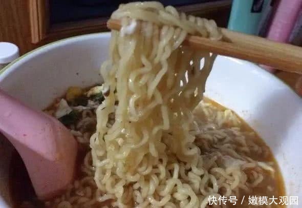  #说出#为什么很多绿皮火车上，已经不卖方便面了？乘务员无奈说