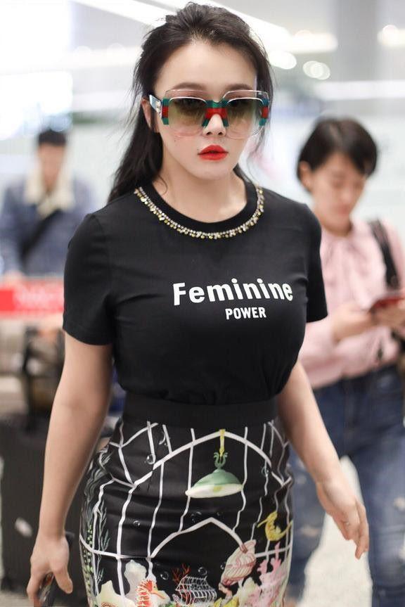 冉莹颖真是够拼! 为了显腿长穿拖地长裤, 像没穿鞋一样!