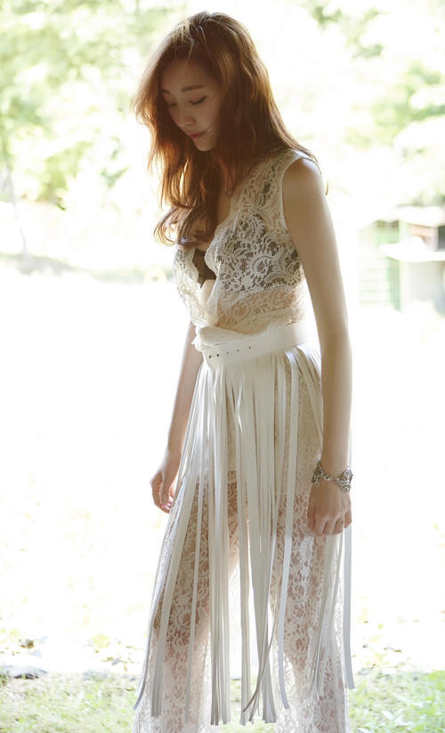 气质小姐姐蕾丝长裙大秀凹凸有致好身材，素面朝天更显精致