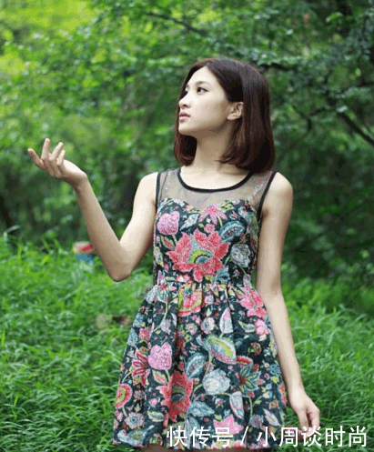 街拍:紧身裤可以衬托出美女迷人身材,更能呈现女性优雅魅力!!