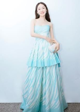 没想到霍思燕这么敢穿，20公分的高跟鞋，把脚都要立起来了！