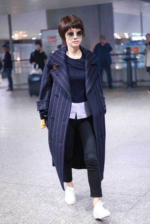 马伊琍现身活动，蕾丝西装惹人醉，网友：一般人这么穿丑哭了