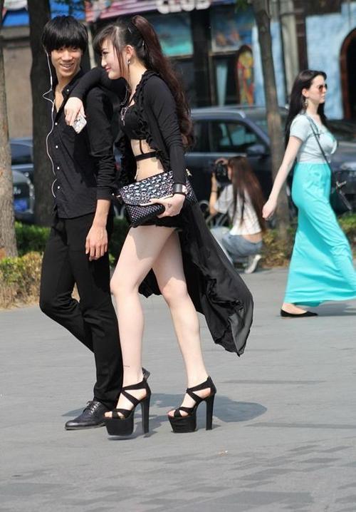 街拍 美女最尴尬的是丰满的上身使得短袖露出肚脐，真是一言难尽