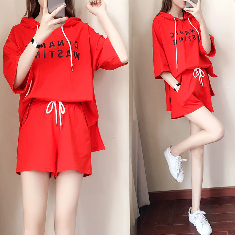 媳妇个子矮，从不穿长裙，只因穿这短裤套装，清凉性感魅力四射