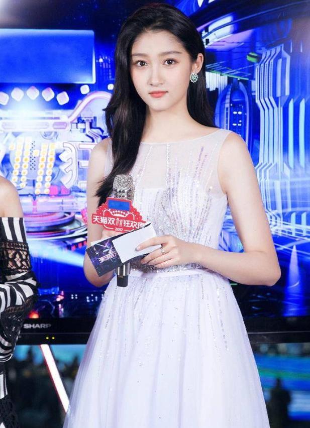 仙气白裙这样穿！颖宝气场两米八，赵丽颖美腻，热巴让人不再淡定