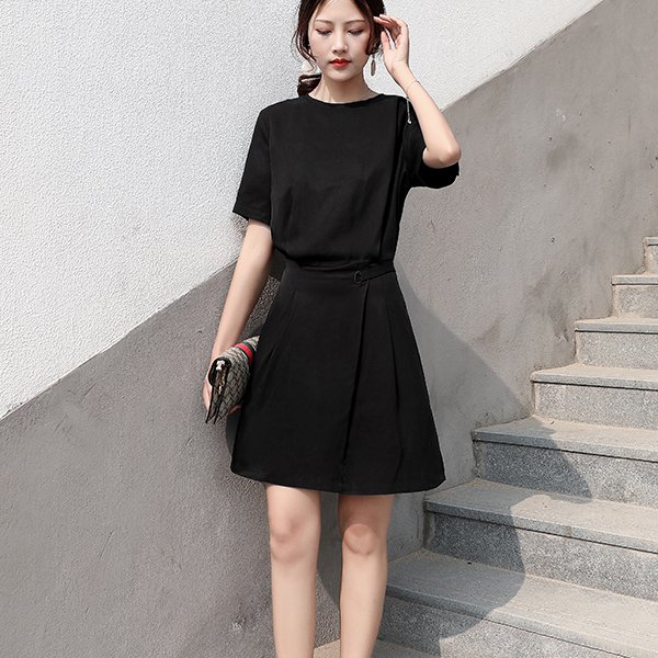 居然有人把“赫本裙”都穿在了身上，也太美了吧，上身高雅美嫩