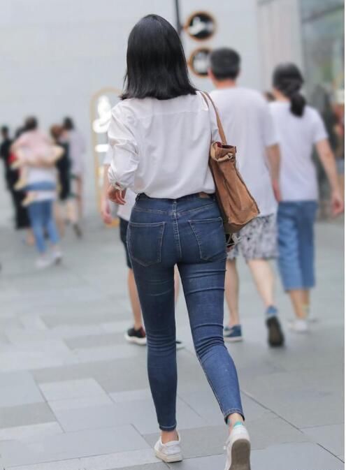  小姐姐|简单百搭的牛仔裤搭配白衣衬衫, 让你变得休闲靓丽