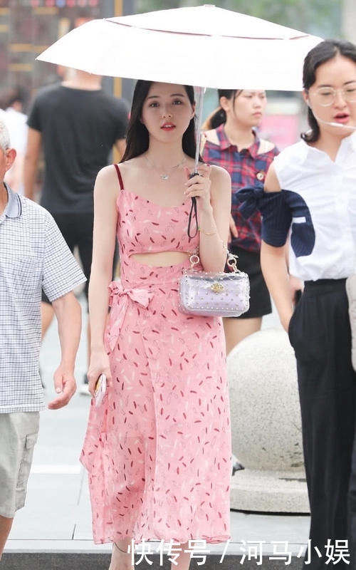 「尽显」樱花粉碎花吊带长裙,甜美可人,尽显气质女神的浪漫少女心