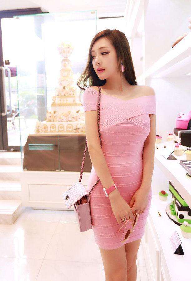 街拍:美女一身紧身包臀裙子,直接显示出自己的臀围,很漂亮