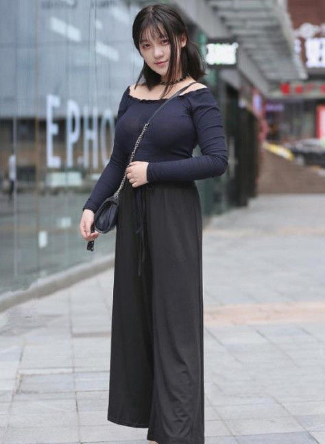 『休闲裤』街拍:美女身穿靓丽修身的上衣,搭配时尚的休闲裤,尽显优雅的女神范儿