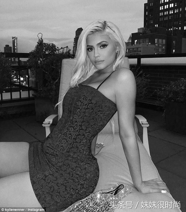 凯莉詹娜穿红色裙装秀出极致身材，及臀长发下面，就是笔直大长腿