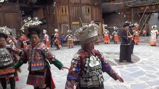 中国最性感的民族，可有个民族的女生，几千年来竟然都是穿的短裙