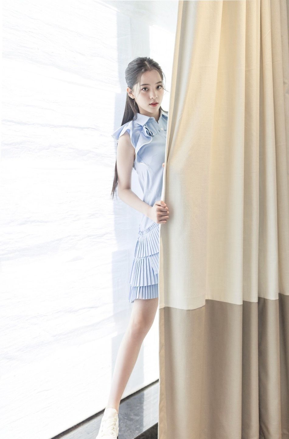 欧阳娜娜蓝色短裙秀细长美腿，甜美笑容相当有活力