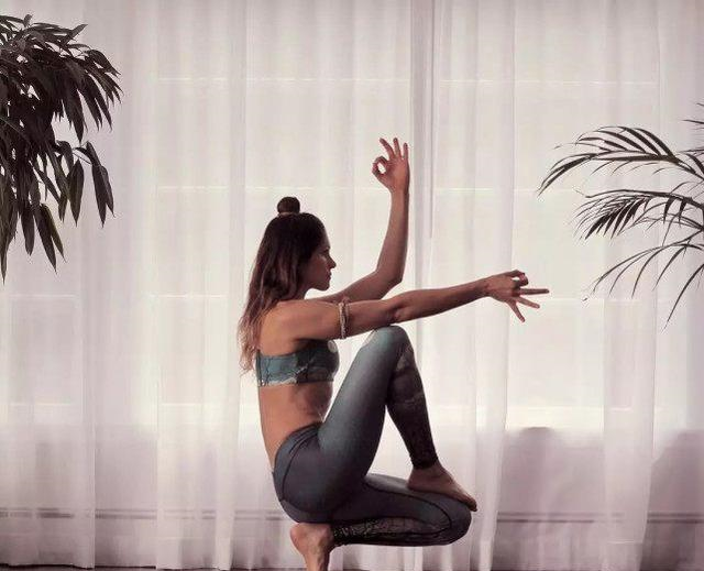 想要穿紧身裤显出好身材练练瑜伽动作，让你拥有曲线身材！