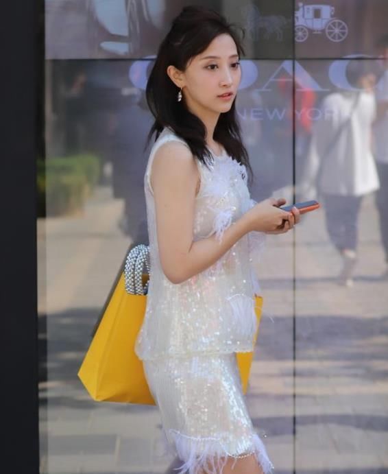  「气质」街拍：姿色天然的美女，一件白色套装裙，时尚达人气质