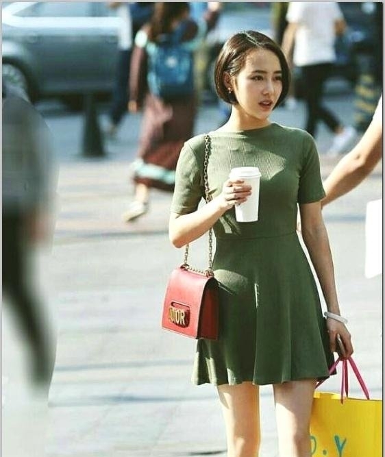 小姐姐：街拍 小姐姐的侧颜好美, 想不起来像哪个明星
