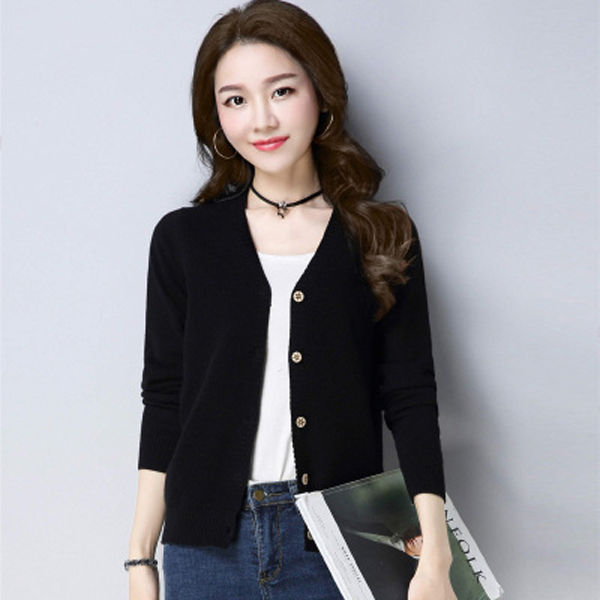 女人到了40岁，初秋别穿裙子了，看看这外套，显瘦变美还显年轻