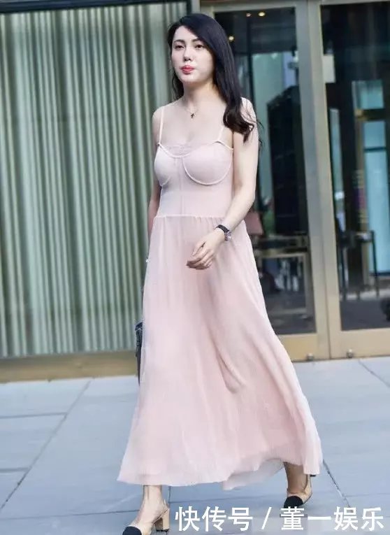 穿着粉色的连衣裙的小姐姐，清新显柔美，让你更显气质迷人！