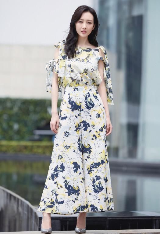 王鸥穿露背裙美到不敢认，却被鞋子毁了，求她换双鞋吧！