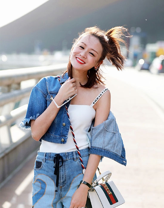 叶一茜穿破洞牛仔裤露膝盖，太潮了，真不信是两个孩子的妈了