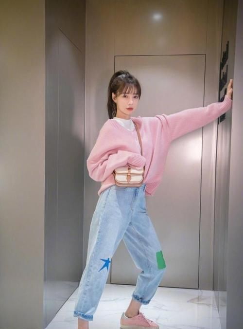  『格子』美女简单的卫衣配上格子半身裙，时尚感爆棚
